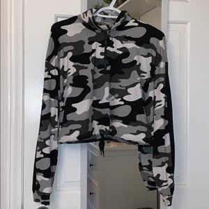 Urban Planet - Black/White Camo cropped zip h-neck